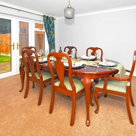 The Glade By Yourstays Huge Single Detached Holiday Home With Big Garden 뉴캐슬언더라임 외부 사진