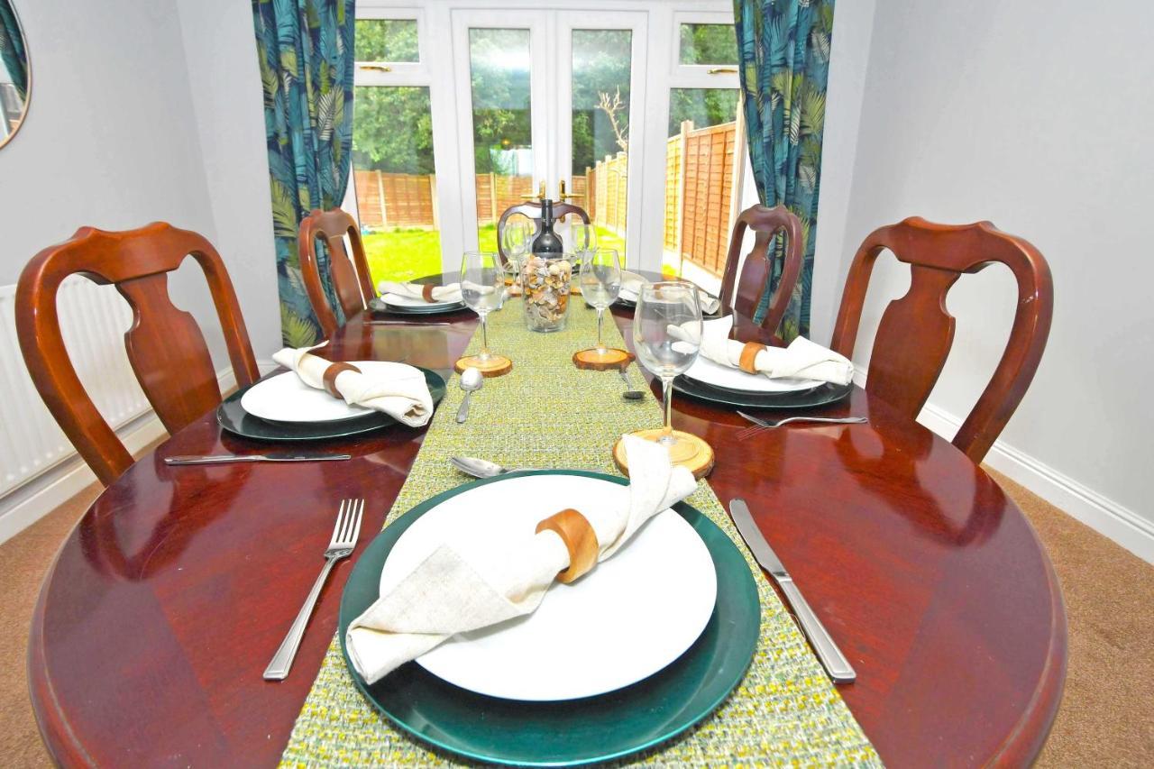 The Glade By Yourstays Huge Single Detached Holiday Home With Big Garden 뉴캐슬언더라임 외부 사진