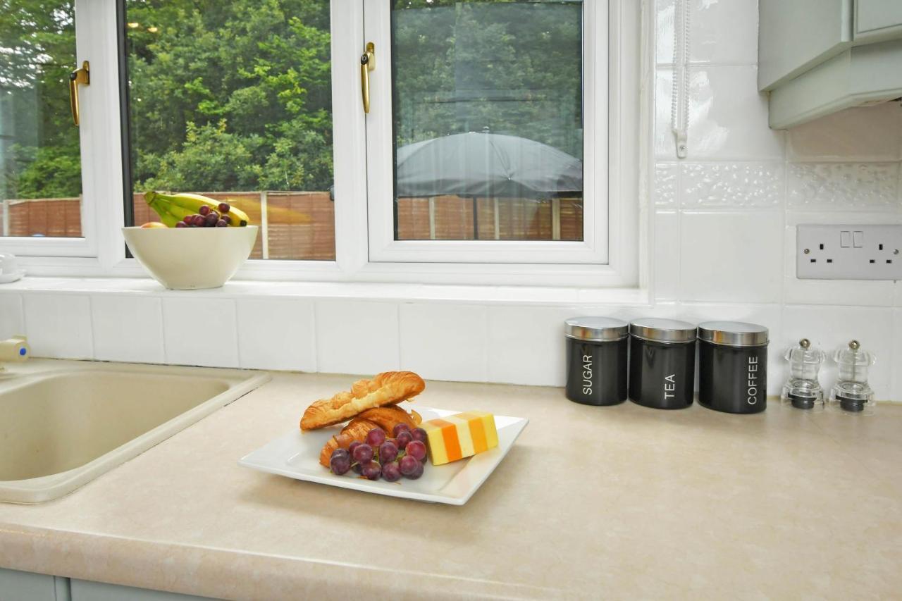 The Glade By Yourstays Huge Single Detached Holiday Home With Big Garden 뉴캐슬언더라임 외부 사진
