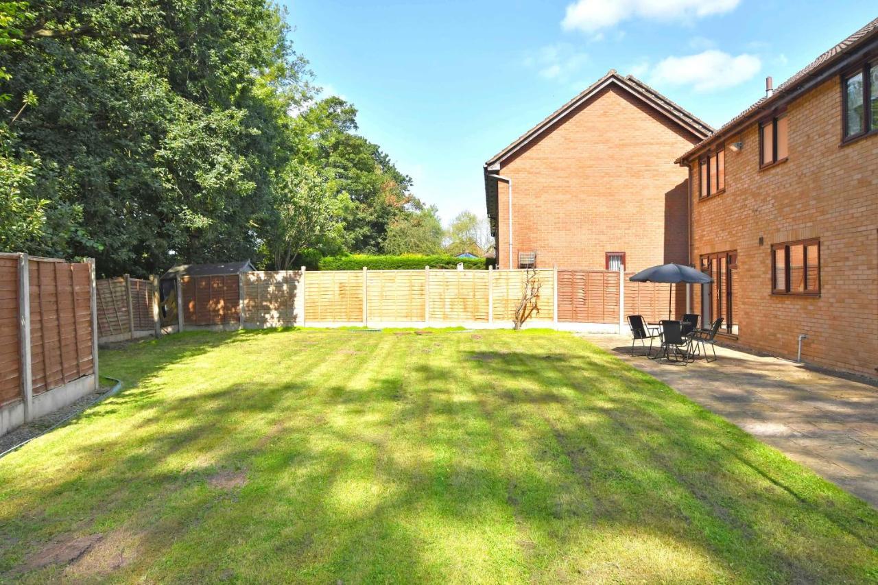 The Glade By Yourstays Huge Single Detached Holiday Home With Big Garden 뉴캐슬언더라임 외부 사진